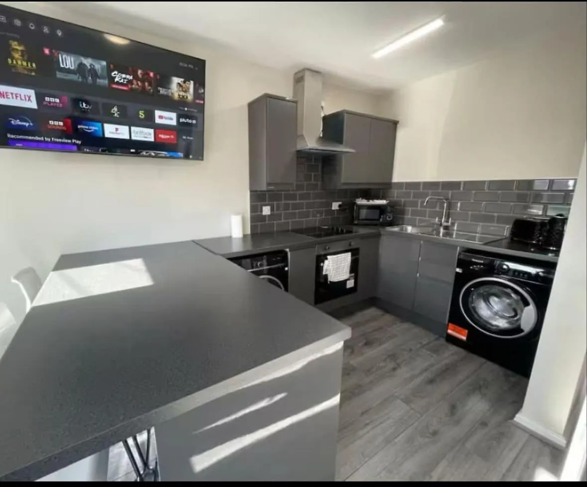 Newly Refurbished Apartment With Free Parking Flat 6 contacts